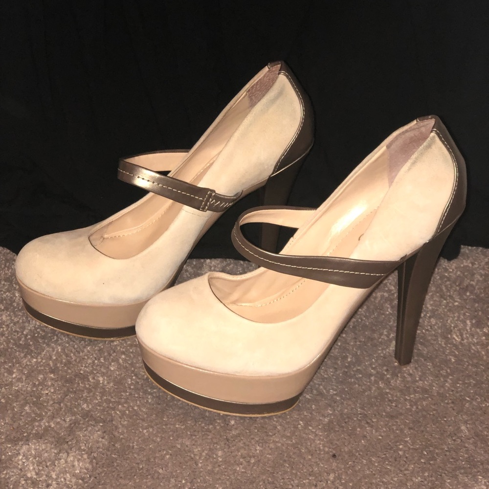 Jessica Simpson pump
